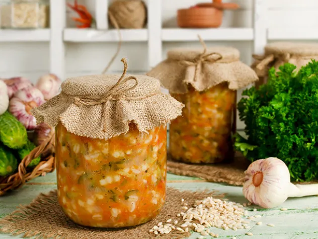 Słoiki z zupą w garnku do tyndalizacji