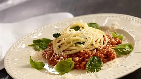 składniki na spaghetti bolognese, seler naciowy marchew cebula mięso
