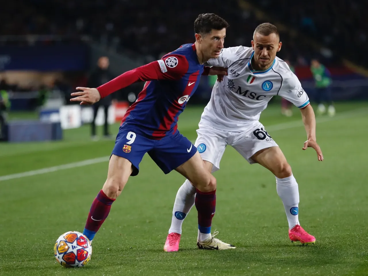 Piłkarze FC Barcelona i SSC Napoli walczą o piłkę. Zastanawiasz się, ile zarabia Lewandowski za jeden mecz?