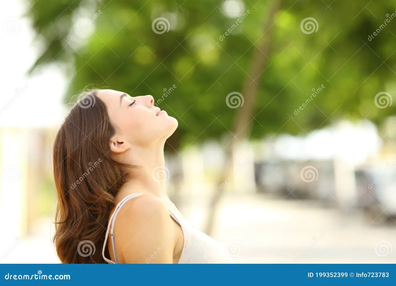 spokojna osoba oddychająca głęboko w parku