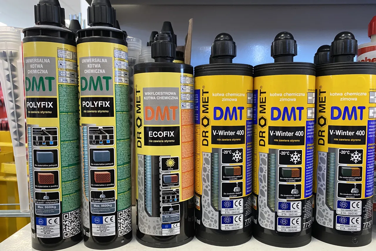 kotwa chemiczna bez styrenu vs ze styrenem porównanie