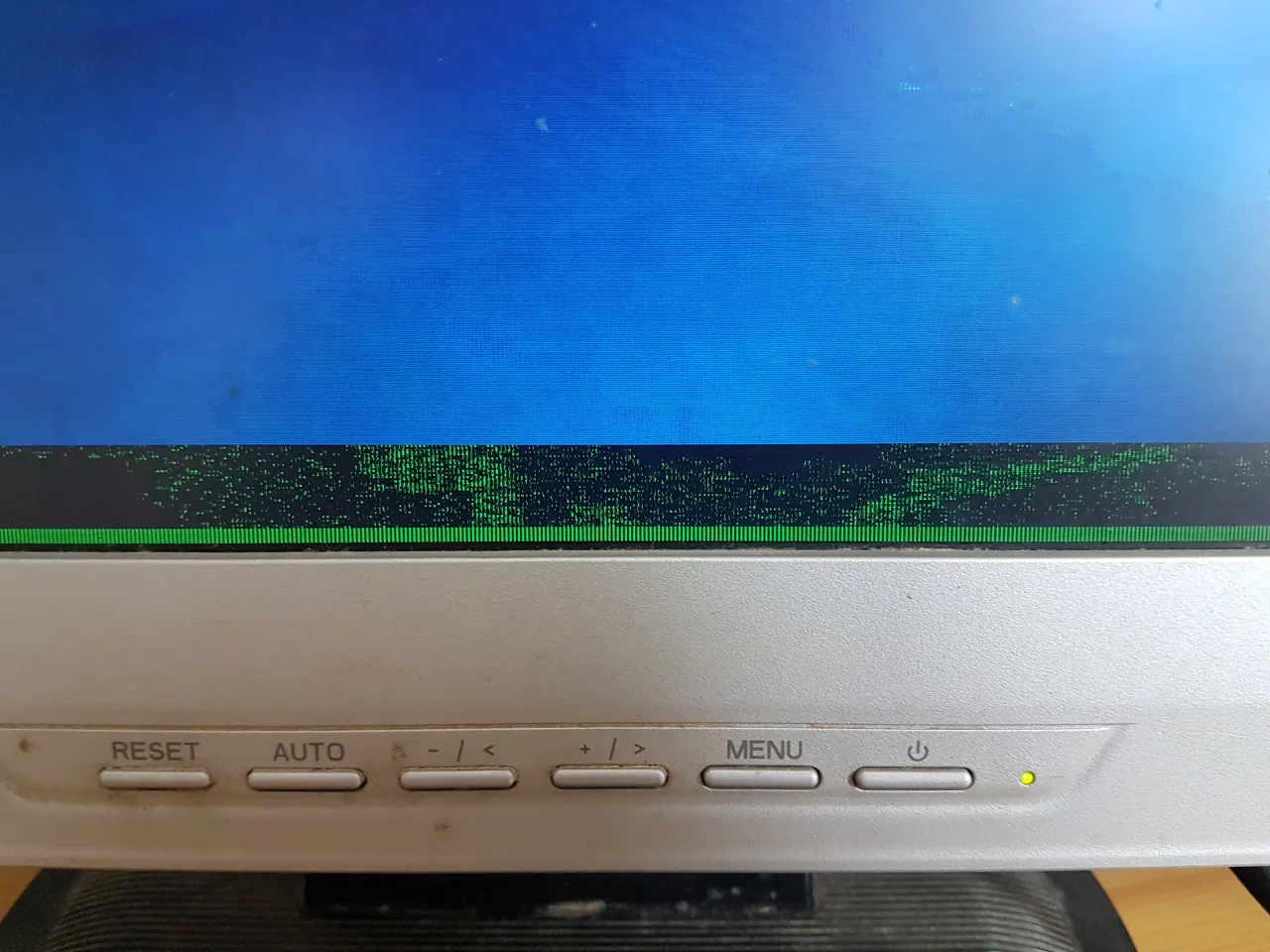 Typowe uszkodzenia matrycy monitora (pęknięcia, martwe piksele, linie)