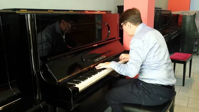 rozstrojony fortepian