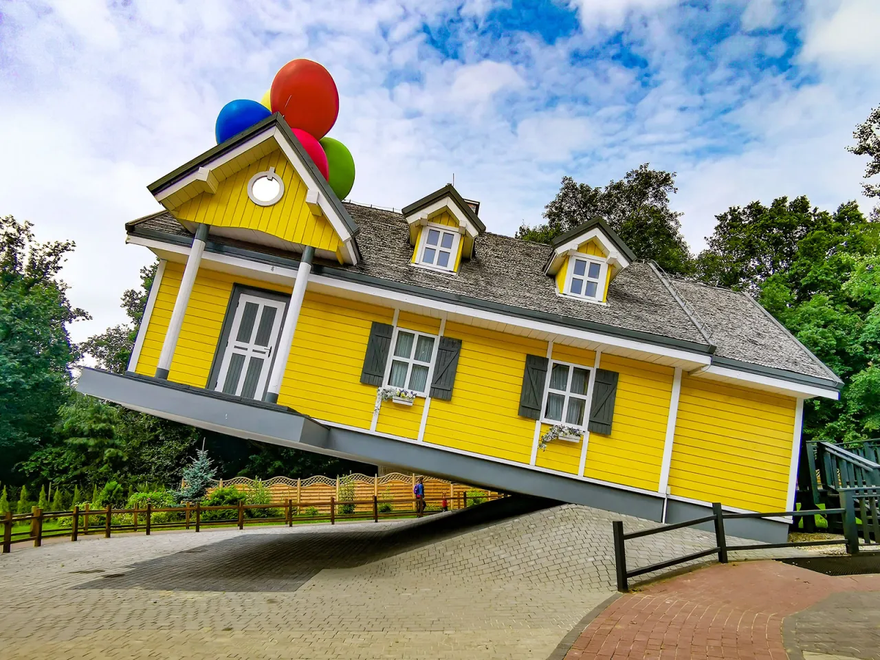 Farma Iluzji Krzywa Chata