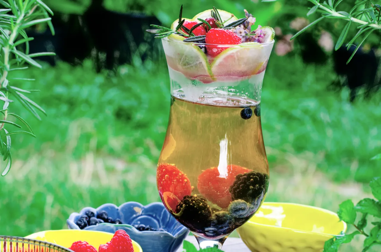 Mrożona herbata z owocami i ziołami