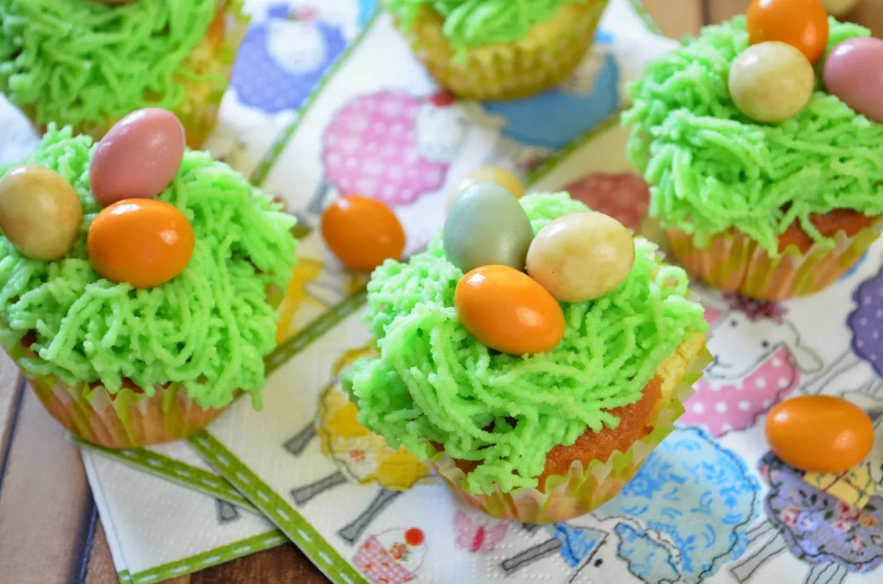 Babeczki wielkanocne z trawką i jajeczkami