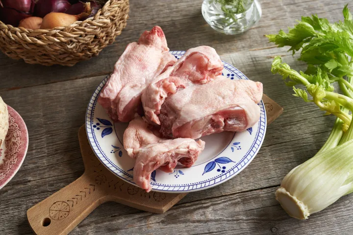 r&oacute;żne rodzaje mięsa na ros&oacute;ł i wywar