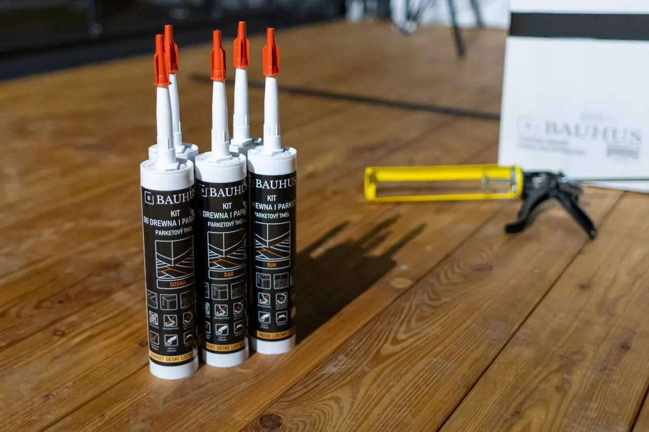 Cztery tubki z napisem