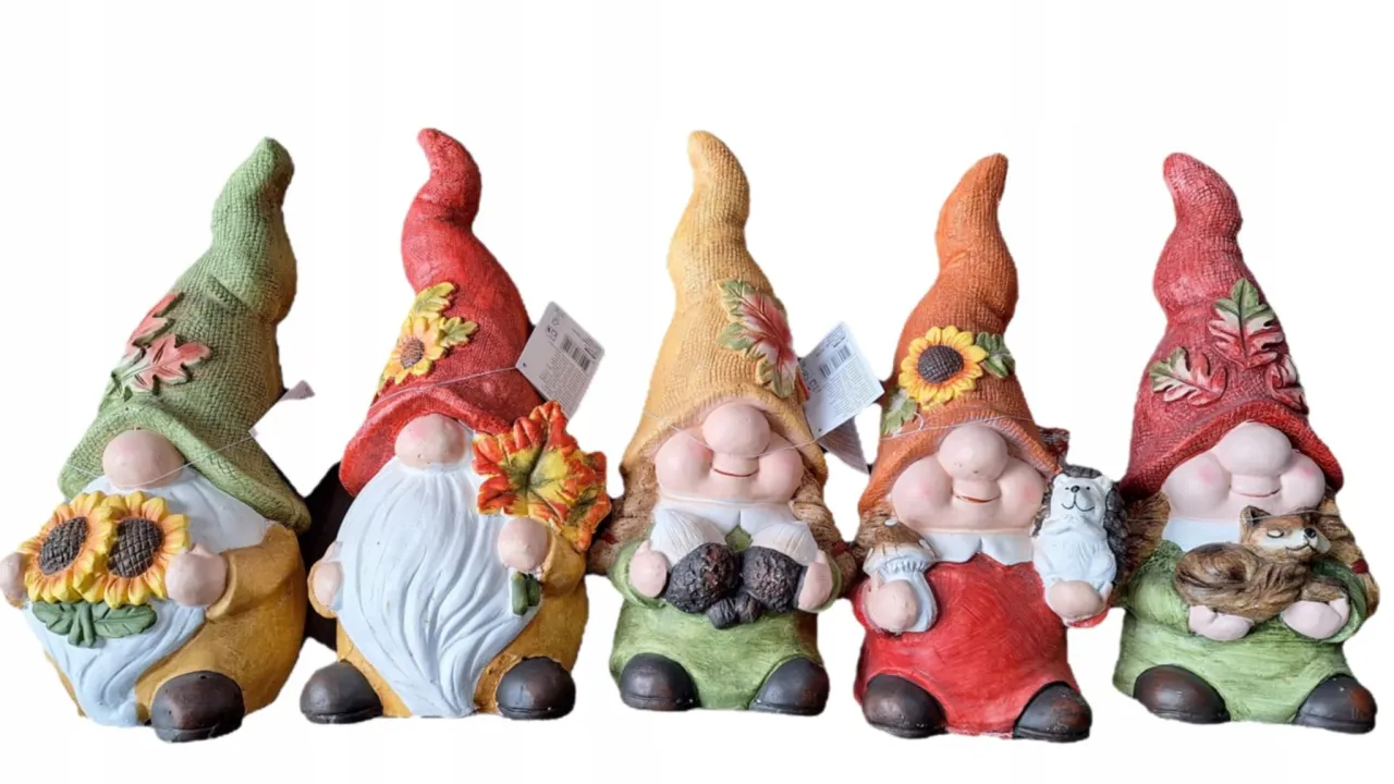 Pomalowane i ozdobione skrzaty ogrodowe