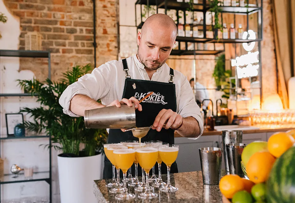 barman przygotowujący koktajl z owocami