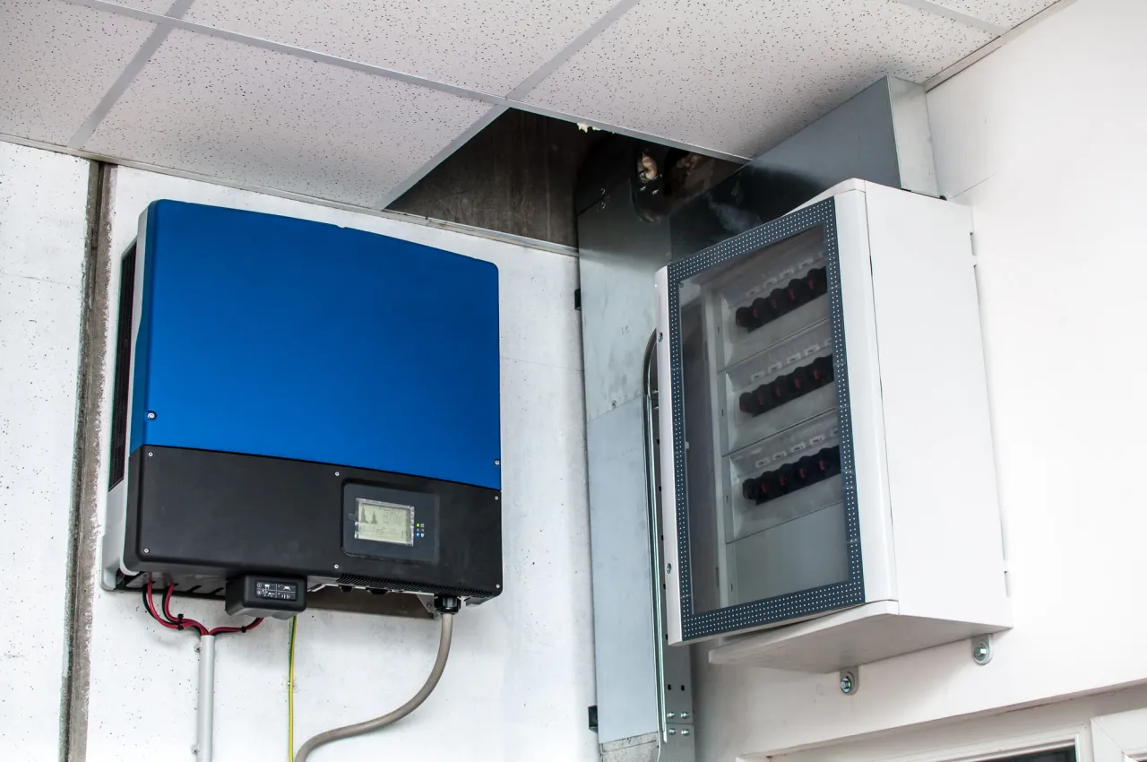 falownik fotowoltaiczny w garażu montaż