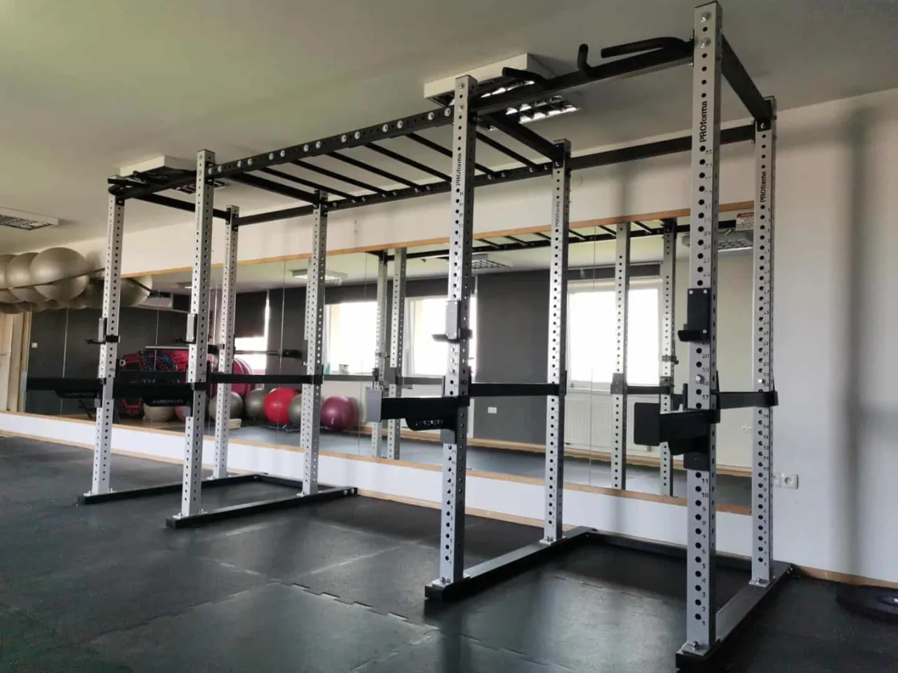 Wnętrze boxu crossfitowego i tradycyjnej siłowni