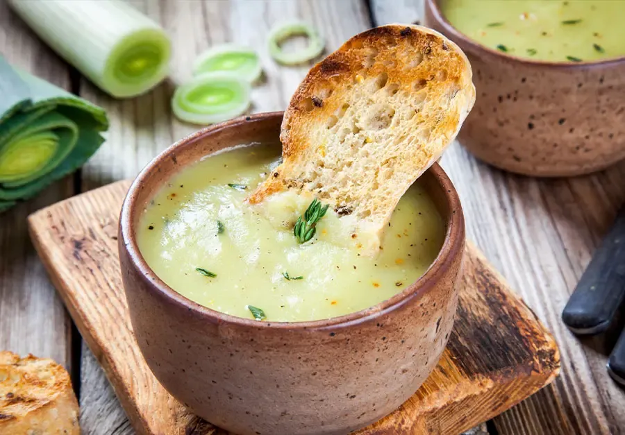 Składniki na zupę porową, świeże pory ziemniaki bulion