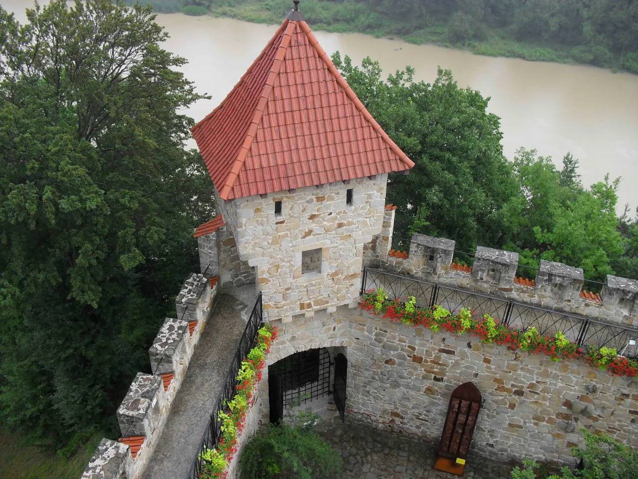 Zamek Tropsztyn Jezioro Rożnowskie