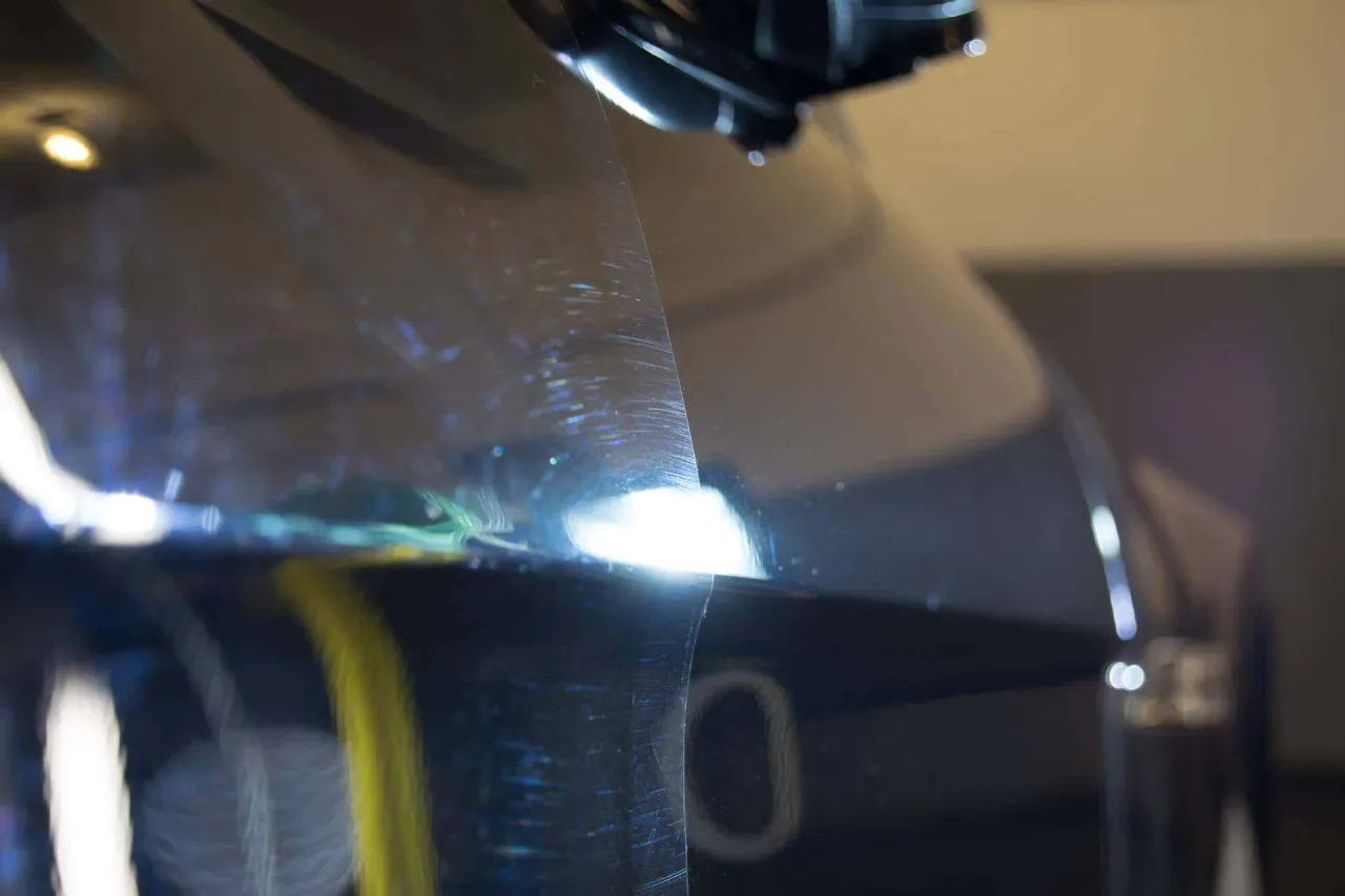 Zastanawiasz się, ile kosztuje polerowanie samochodu? Zobacz, jak wygląda lakier przed zabiegiem &ndash; pełen rys i zmatowień.