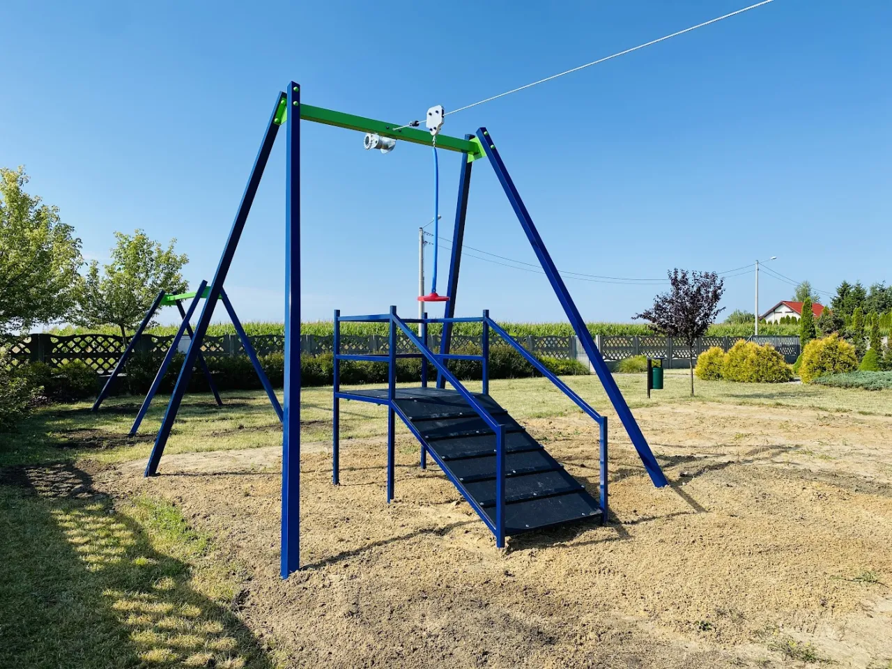 nowoczesny plac zabaw małpi gaj tyrolka