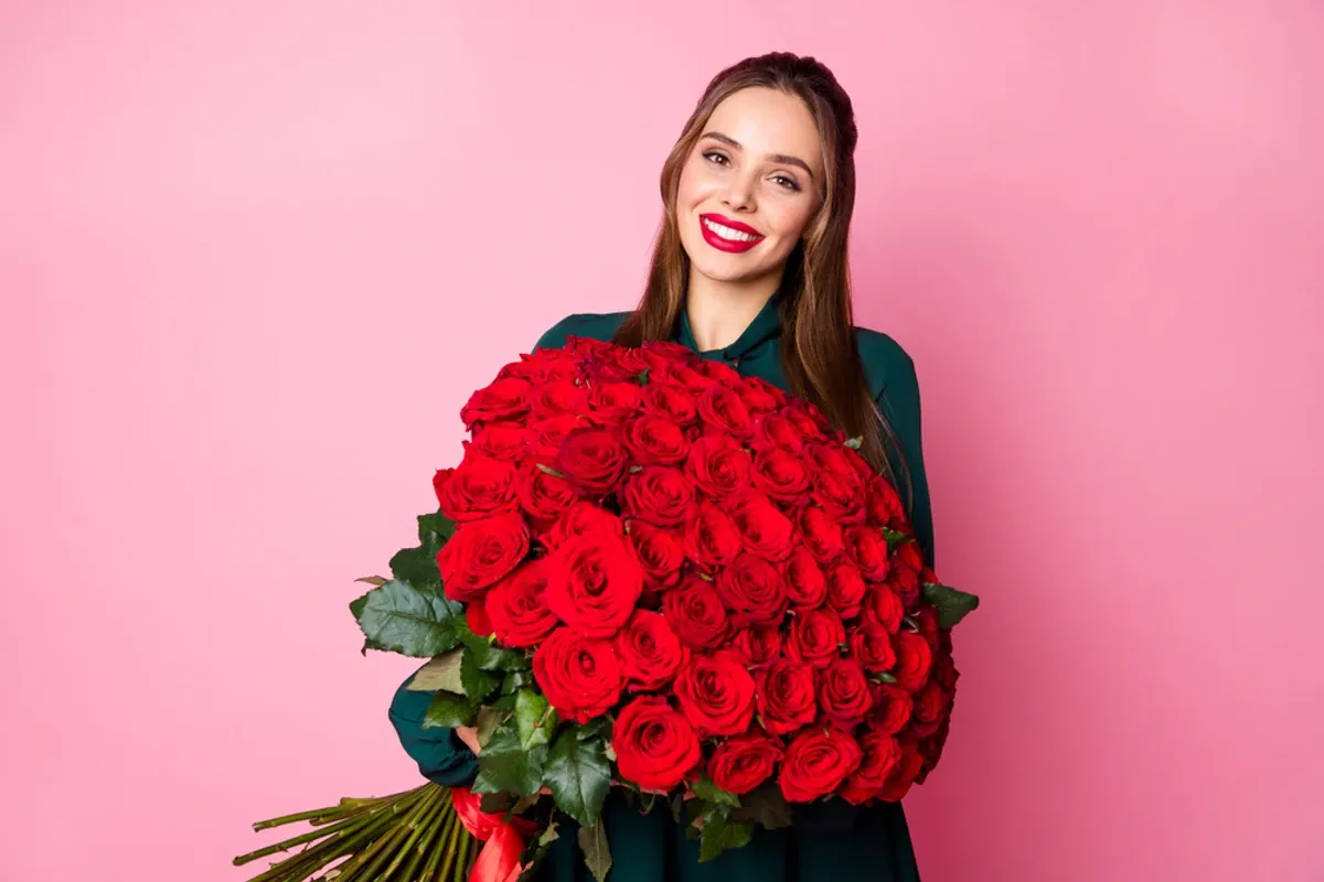 kobieta wysyłająca sms z życzeniami