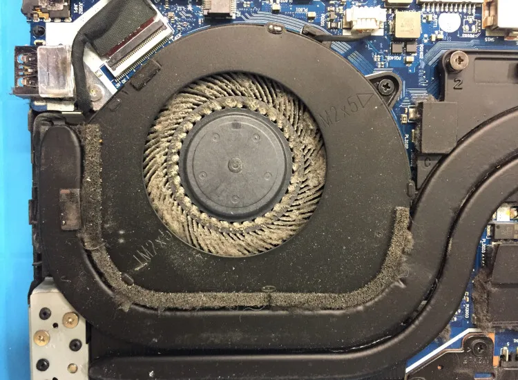 Laptop przegrzewający się, laptop z kurzem w wentylatorze