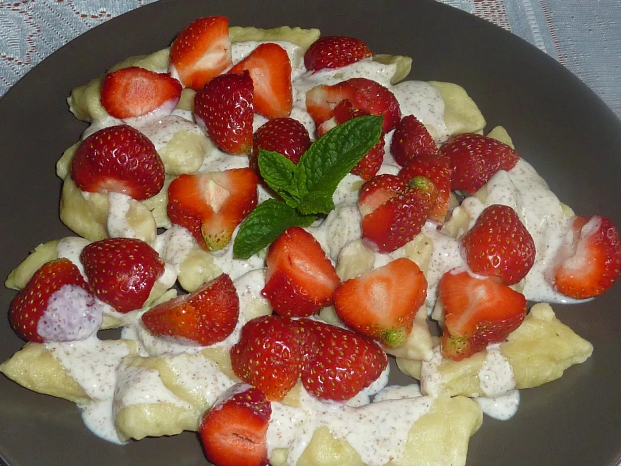 kopytka na słodko z owocami i jogurtem