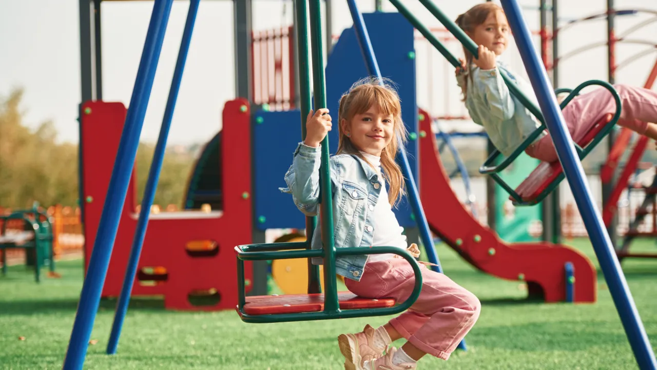 Dzieci w różnym wieku na placu zabaw