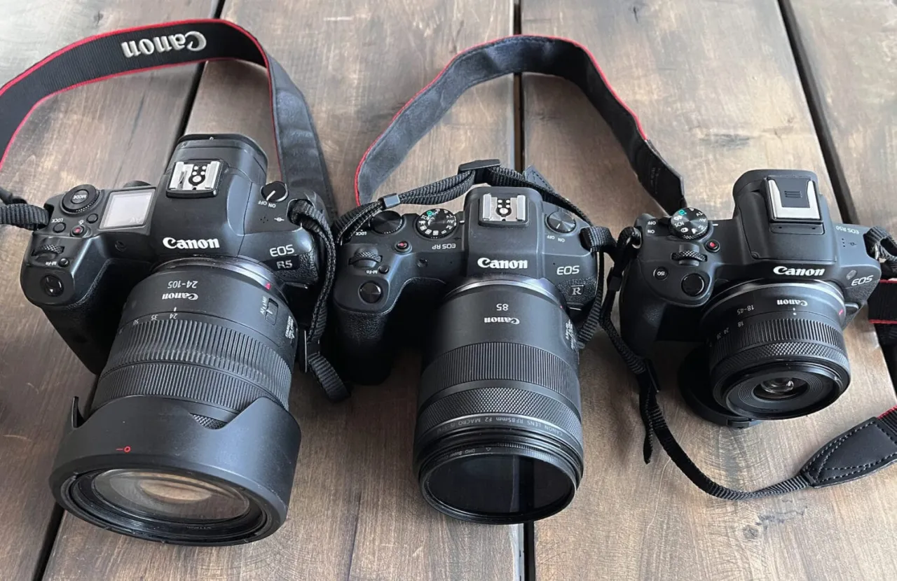 Trzy aparaty Canon EOS R z obiektywami. Idealne, by zacząć przygodę z fotografią. Dobra lustrzanka na początek to podstawa!