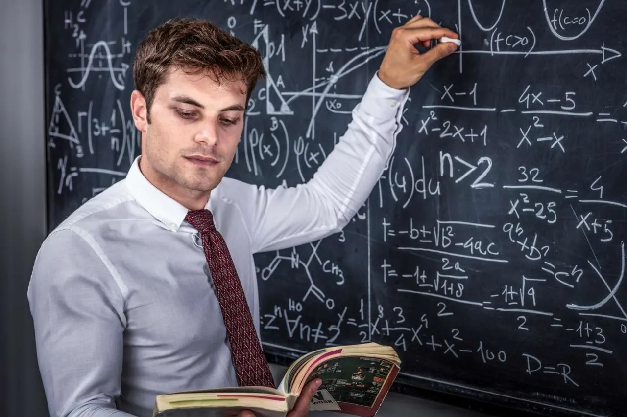 Infografika przedstawiająca czynniki wpływające na cenę korepetycji z matematyki