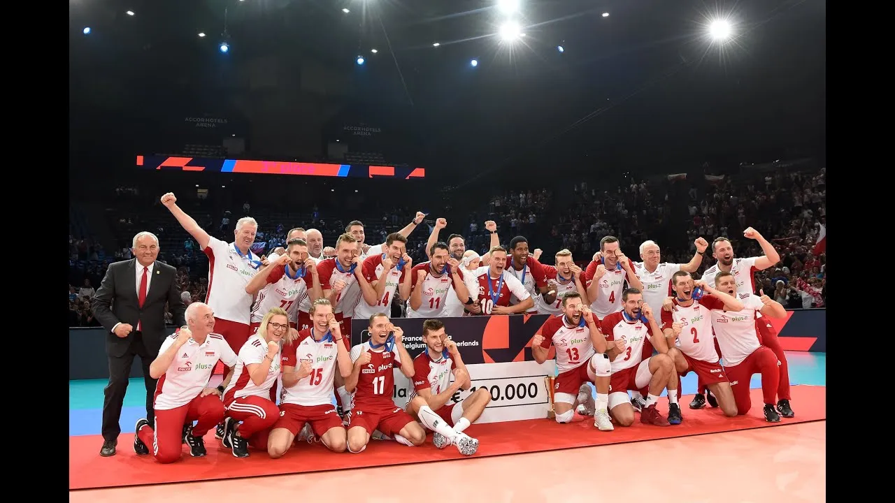 radosna drużyna siatkarska po udanej akcji