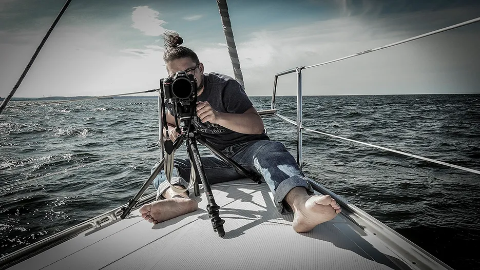 Osoba trzymająca lustrzankę cyfrową, zbliżenie na ekran odchylany