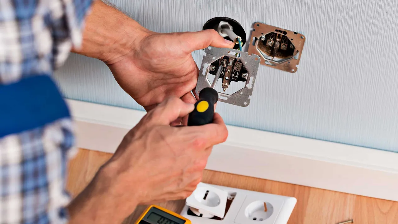 elektryk praktykant montaż gniazdka
