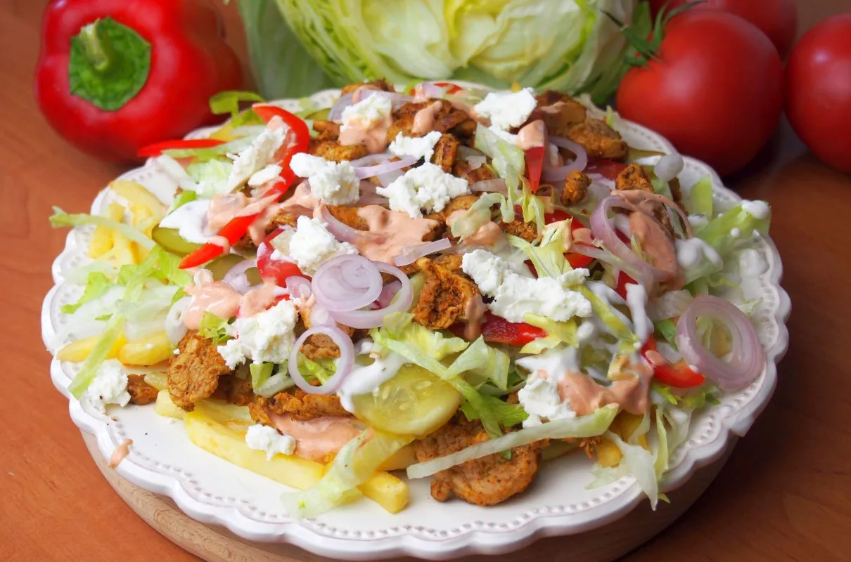 kebab rollo z kurczakiem, duży kebab na grubym cieście, kebab na talerzu z frytkami
