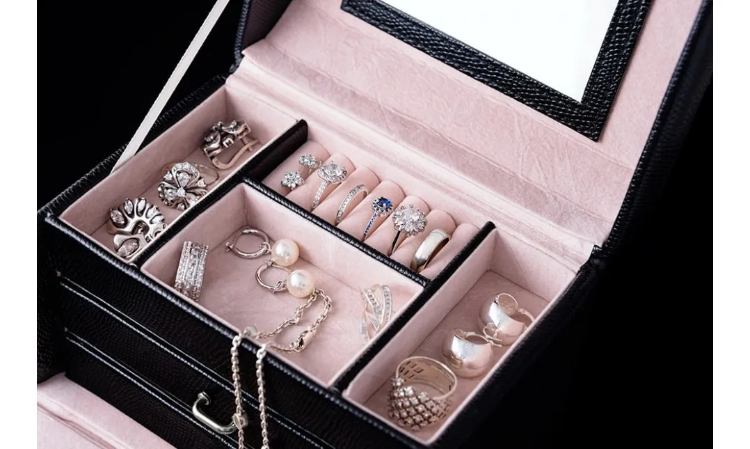 przechowywanie biżuterii srebrnej i złotej