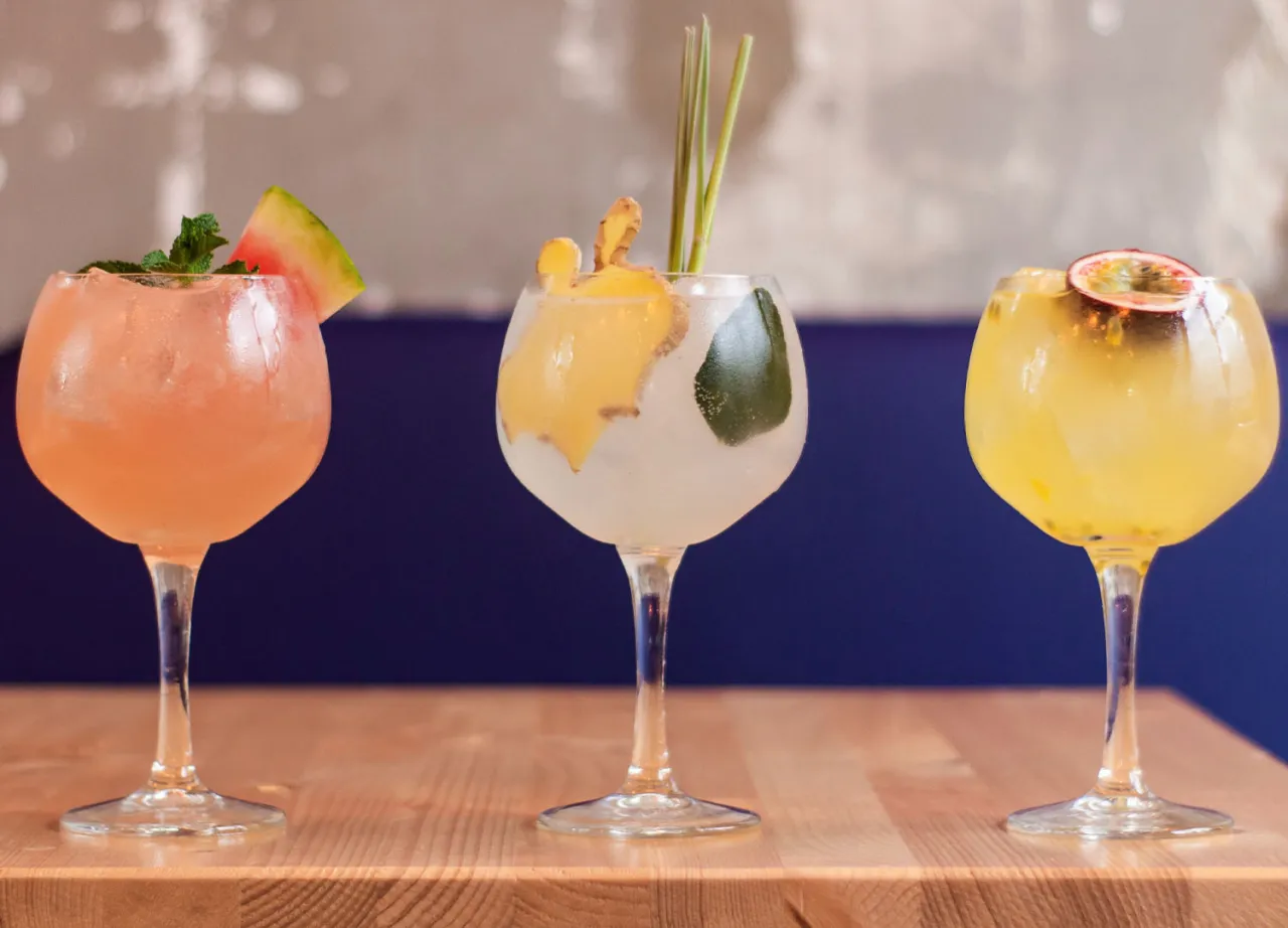 Białe wino z wodą gazowaną kontra Tinto de Verano: orzeźwiające drinki z owocami i ziołami.