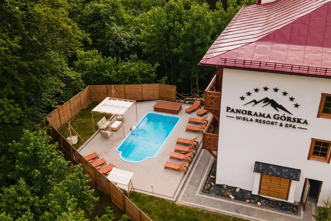 Relaks w górach: Wisła noclegi z wyżywieniem i basenem. Basen, leżaki i wypoczynek w otoczeniu zieleni.