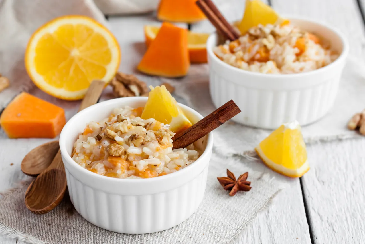 ryż na mleku z owocami i cynamonem