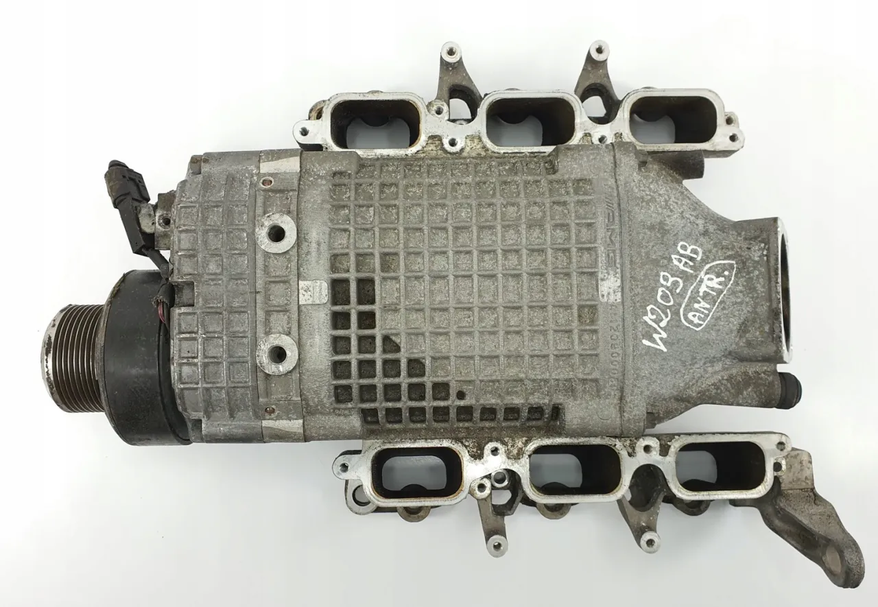 Sprężarka Mercedes-Benz C32 AMG, część silnika V6 z oznaczeniem W203 AB.