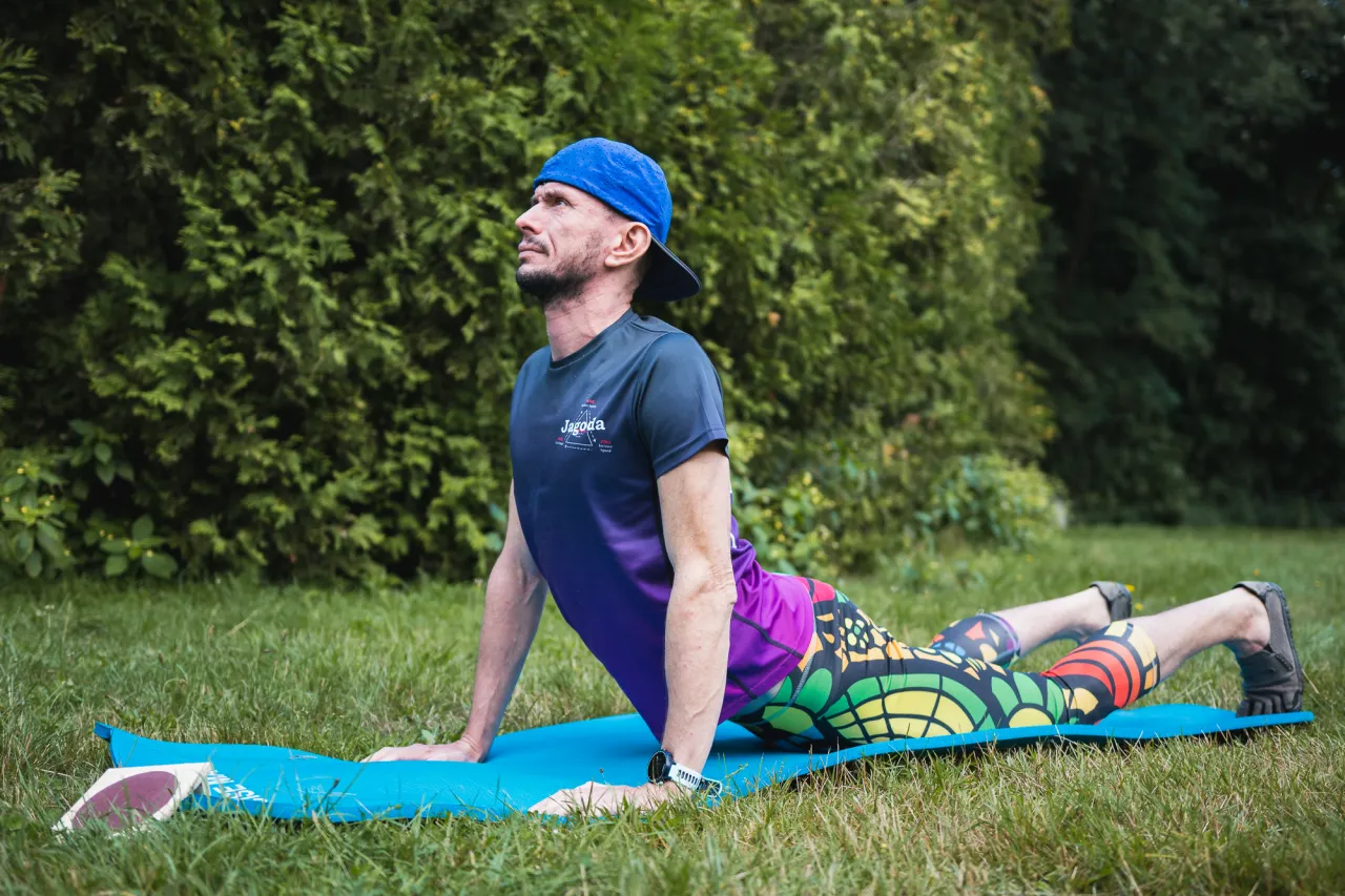 Osoba rozciągająca mięśnie, widoczna elastyczność i płynność ruchu