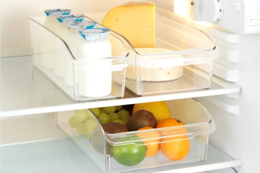 przechowywanie żywności w lodówce, szczelne pojemniki na jedzenie, organizacja lodówki