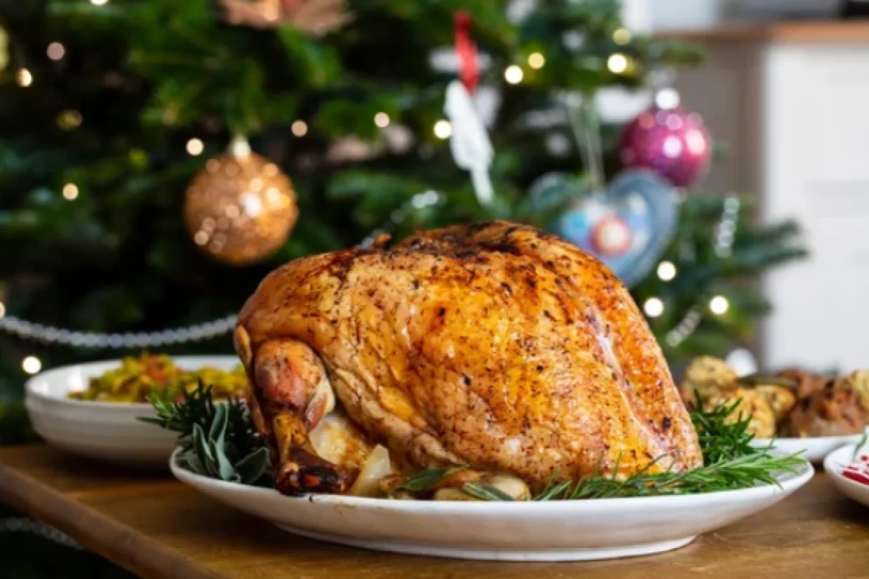 pieczony indyk na st&oacute;ł świąteczny