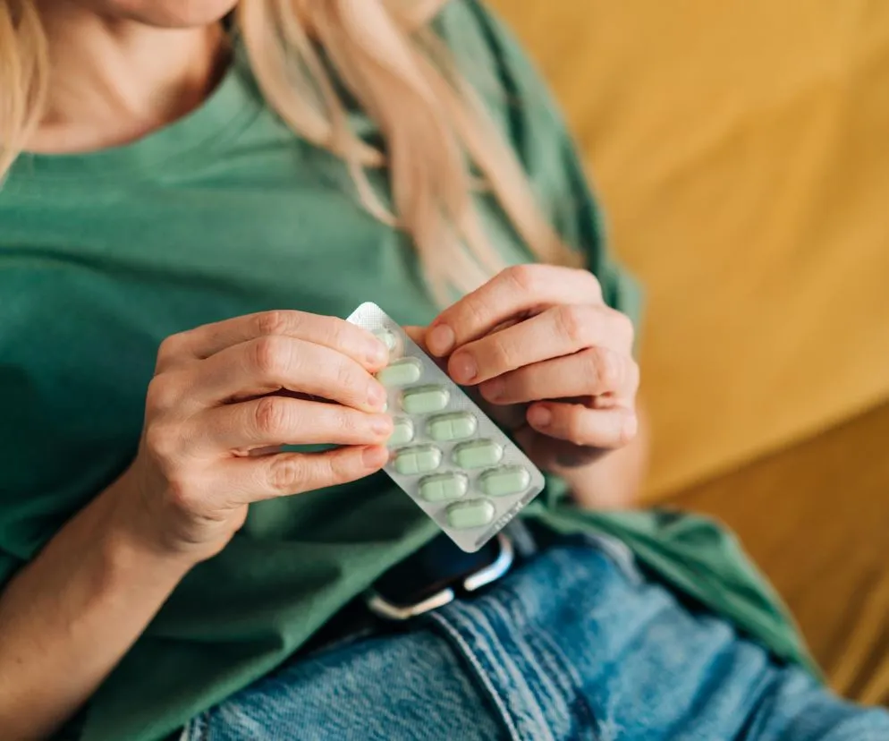 Pacjent przyjmujący tabletkę na serce rano