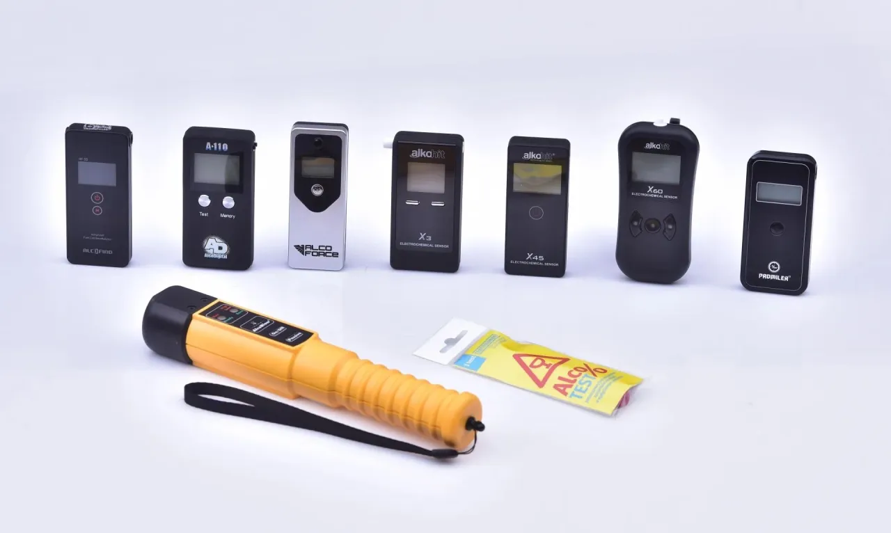 Alkomat w ręku kierowcy