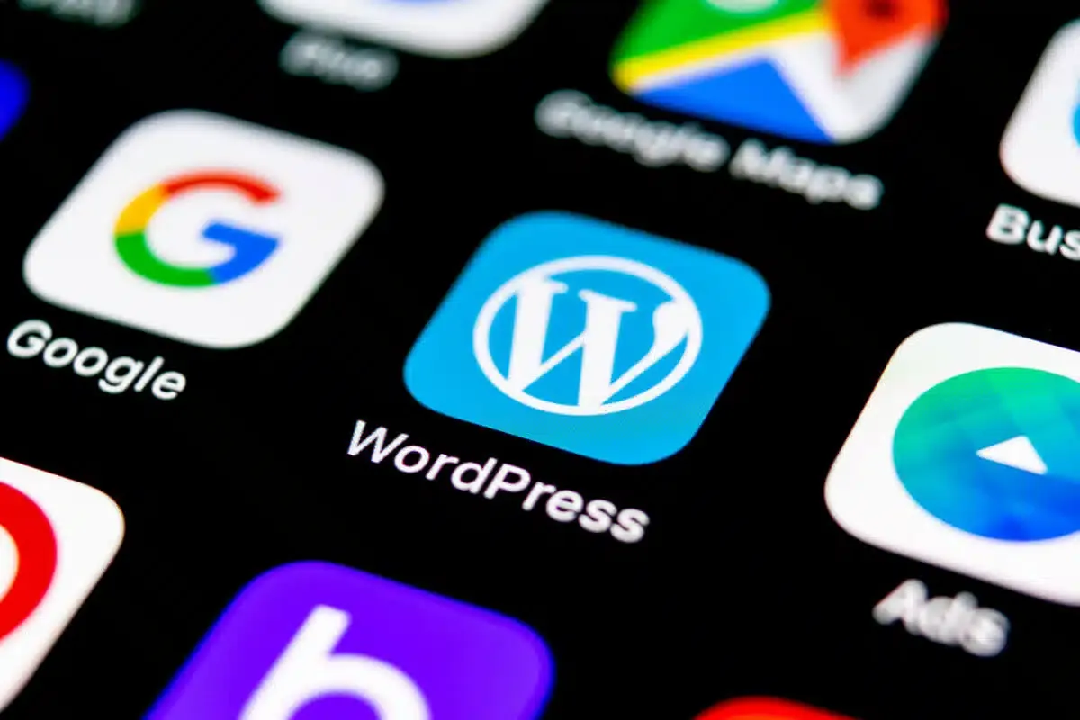 Ikona WordPress na ekranie smartfona, obok Google. Wybór między Webflow czy WordPress dla Twojej strony?