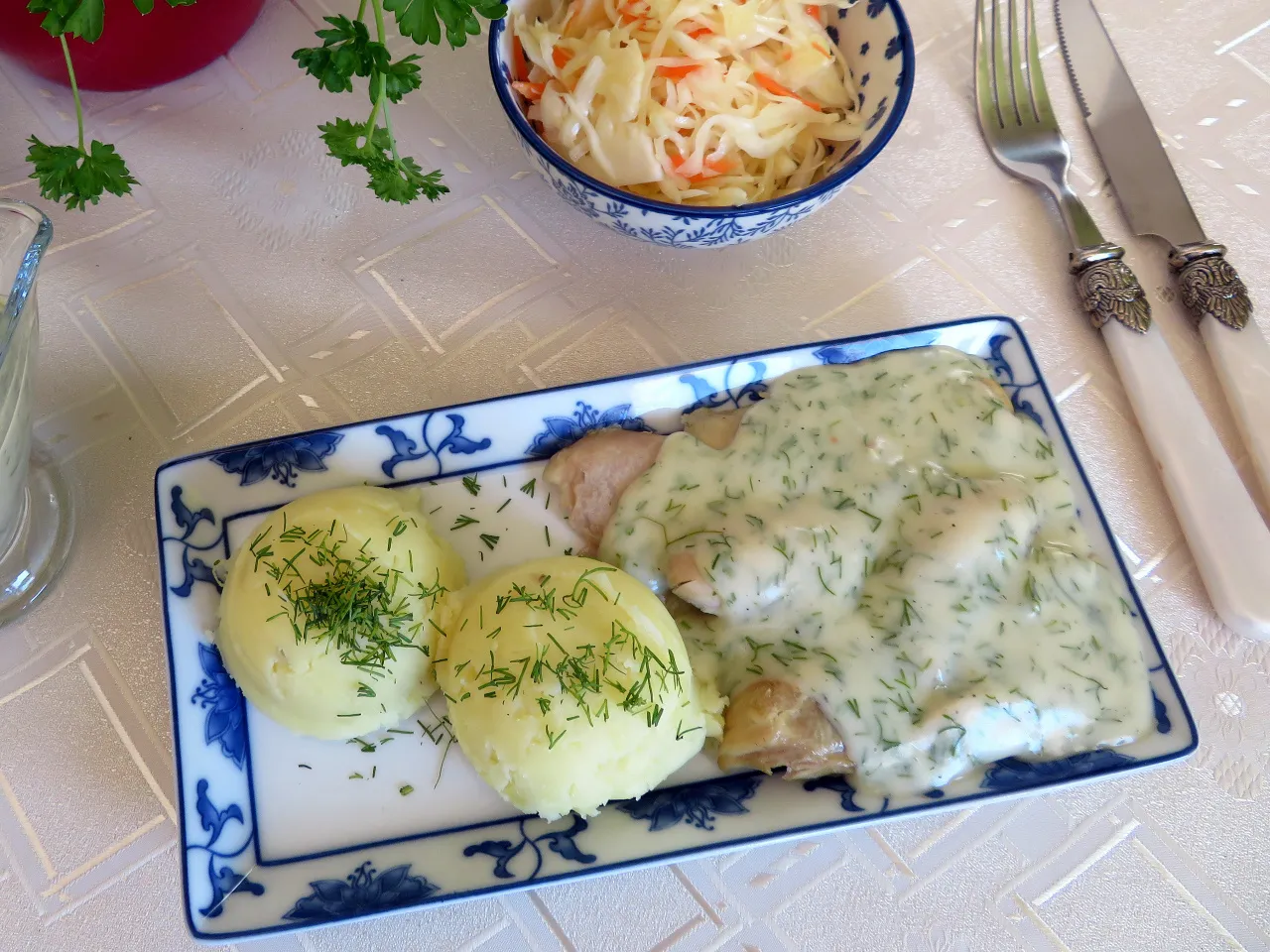 Sos z rosołu na talerzu z mięsem i ziemniakami