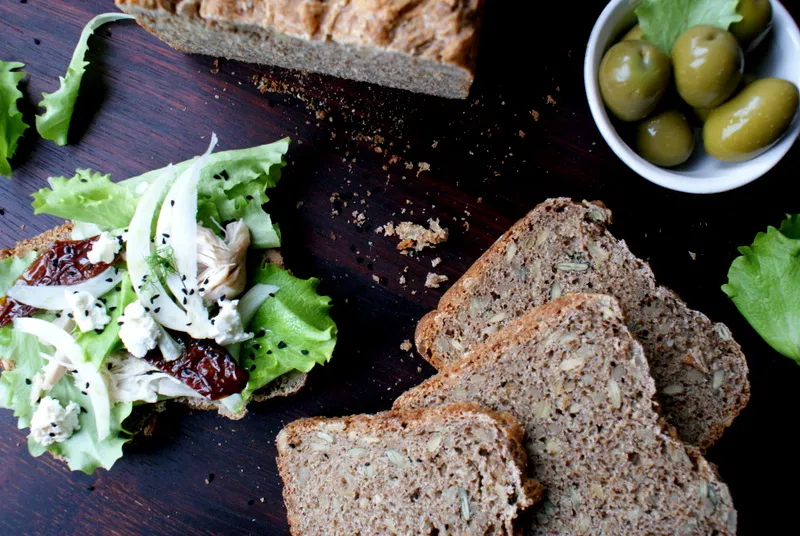 zdrowy chleb pełnoziarnisty i warzywa