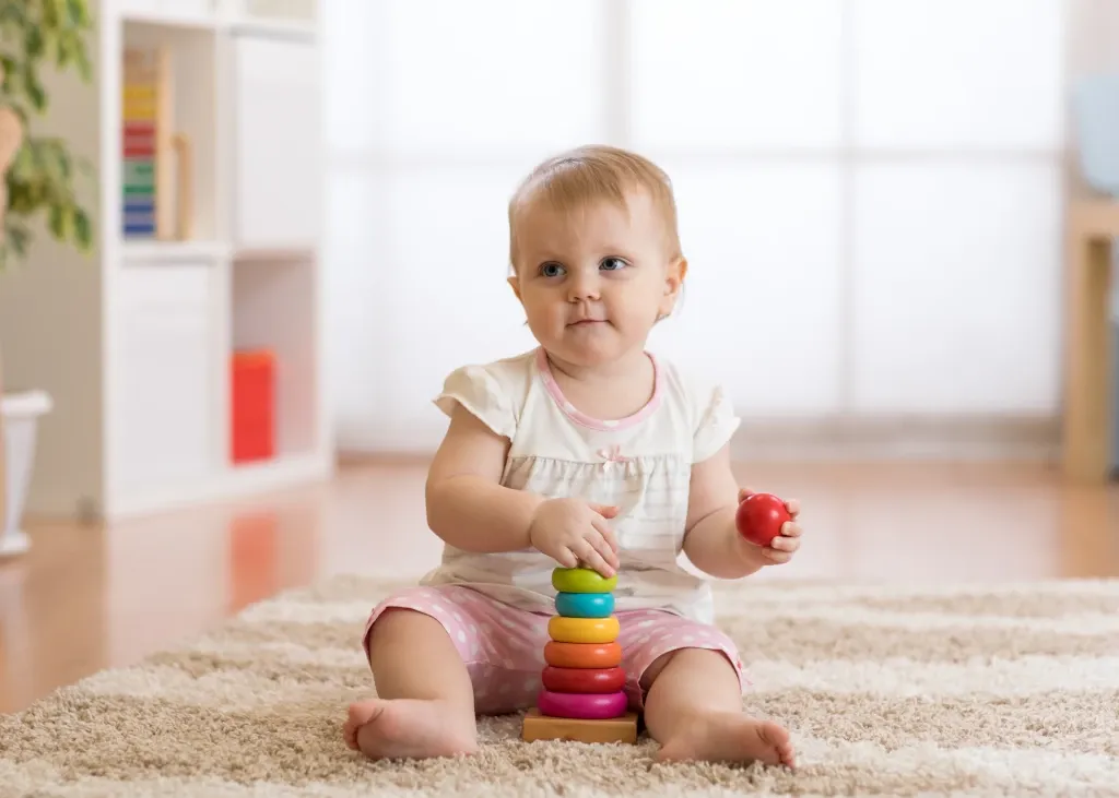 15-miesięczne dziecko bawi się klockami lub sorterem
