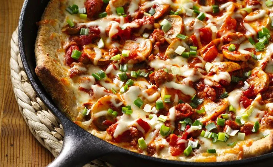 pan pizza casera en sart&eacute;n de hierro fundido