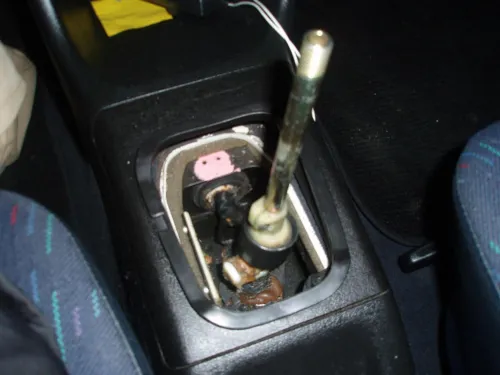 luźny lewarek zmiany bieg&oacute;w Golf 4 wnętrze