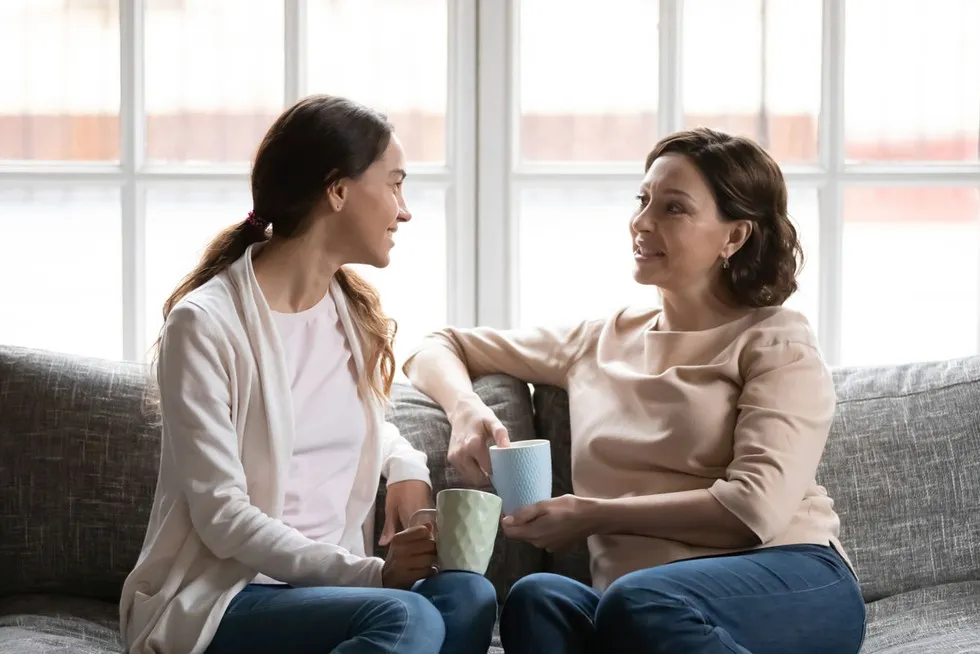 kobiety rozmawiające w biurze przy kawie