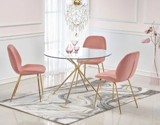 st&oacute;ł ze szklanym blatem w małym salonie