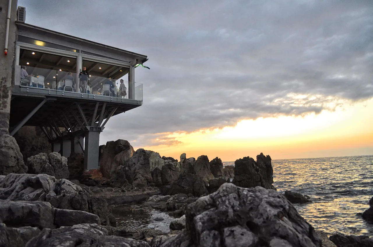 Restauracja Cefal&ugrave; widok na morze