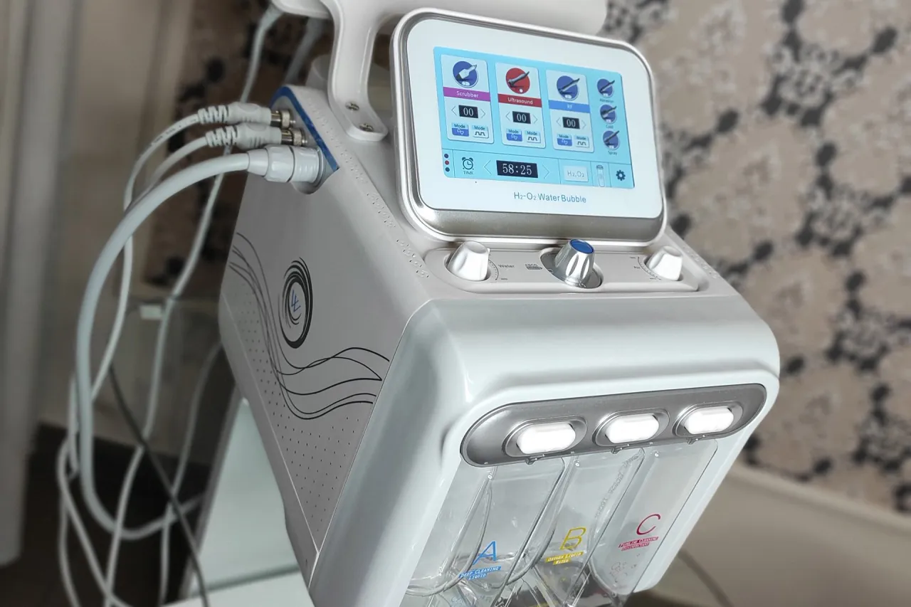 Nowoczesne urządzenie do oczyszczania wodorowego, idealne dla kobiet w ciąży, oferuje delikatną pielęgnację skóry.